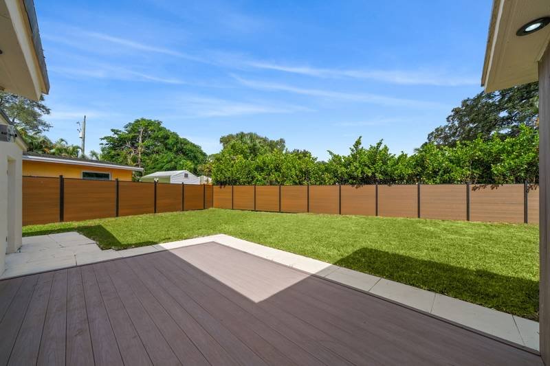 Composite Fencing: Uses, Benefits & Why It’s in High Demand